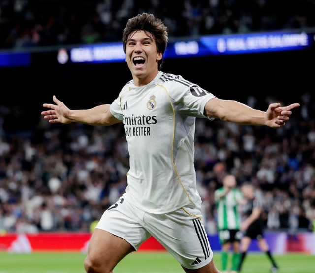 开云体育下载-7万人鼓掌！皇马21岁小将封神战：完美戴帽 佛爷亲自祝贺