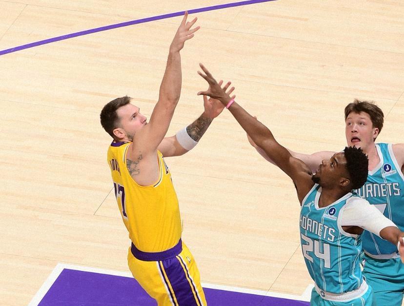 爆冷！湖人惨败东部鱼腩！詹姆斯创历史第一，东契奇空砍39分4助