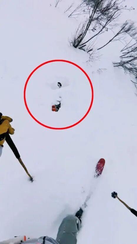 开云登录-老哥滑雪时发现雪里伸出一只脚！最终在活埋前把人挖出，惊险...