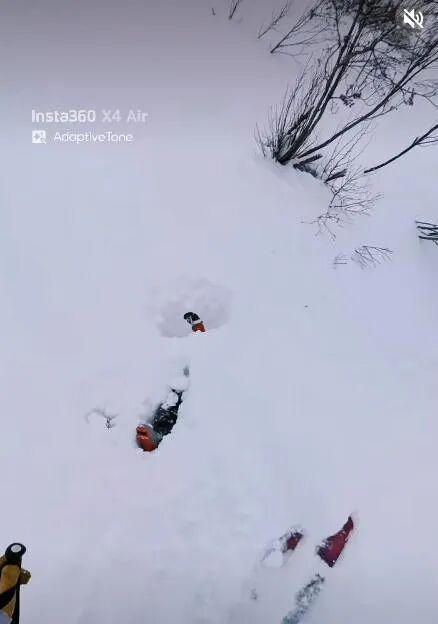 开云登录-老哥滑雪时发现雪里伸出一只脚！最终在活埋前把人挖出，惊险...