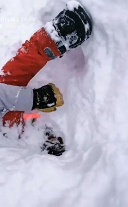 开云登录-老哥滑雪时发现雪里伸出一只脚！最终在活埋前把人挖出，惊险...