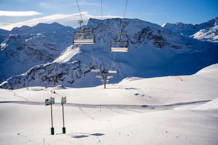 开云登录-老哥滑雪时发现雪里伸出一只脚！最终在活埋前把人挖出，惊险...