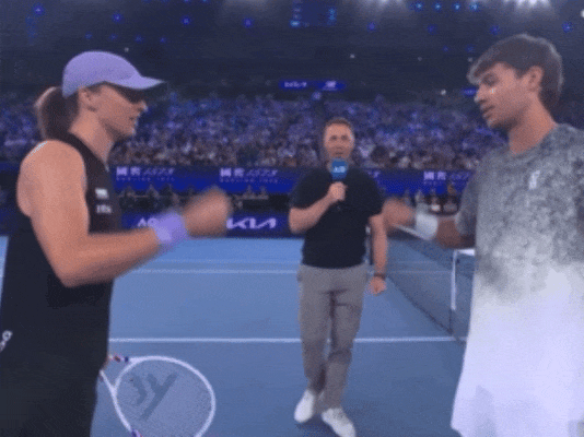 【多图回顾】澳网有自己的“全明星” ：杰伦上演一动不动、辛纳阿卡观赛化身表情帝