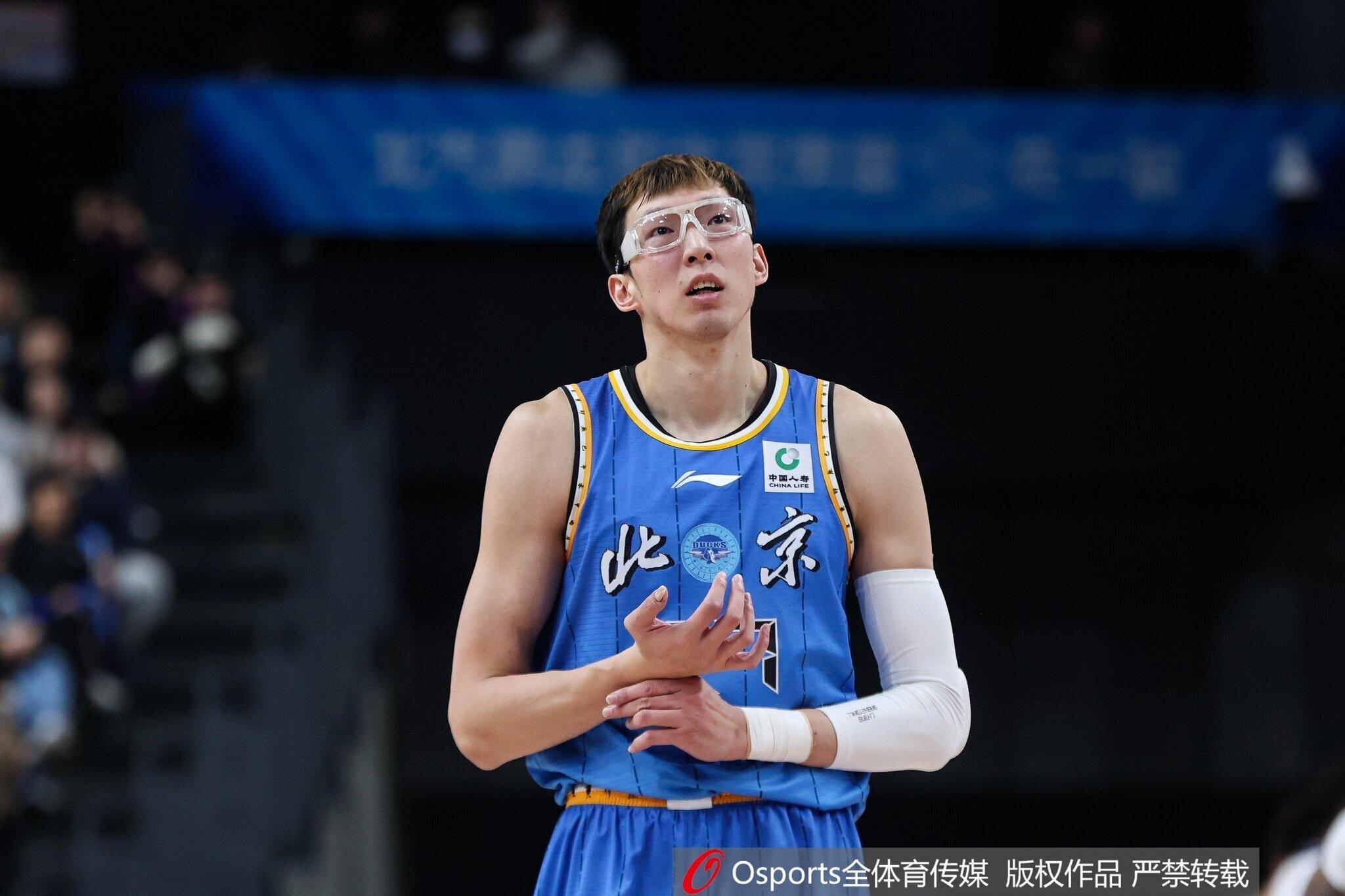 开云注册入口-暴怒!周琦篮下进攻被焦海龙盖帽打中头部,气得摘下护目镜怒怼对方