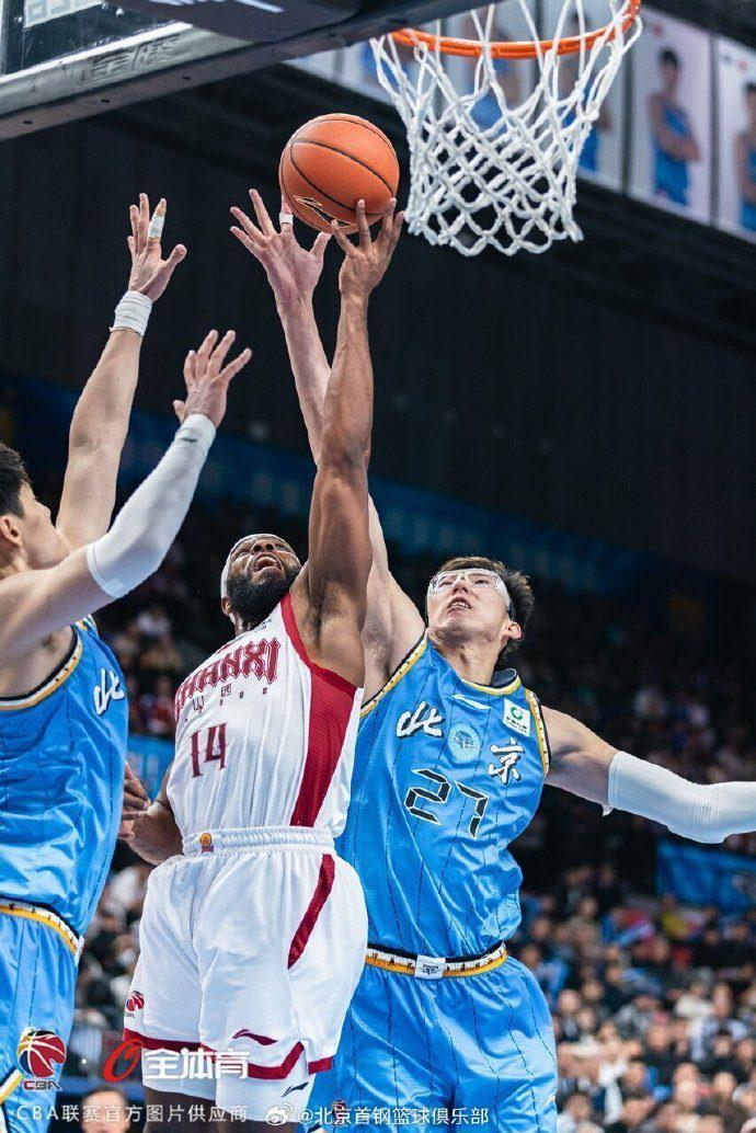 开云注册入口-暴怒!周琦篮下进攻被焦海龙盖帽打中头部,气得摘下护目镜怒怼对方