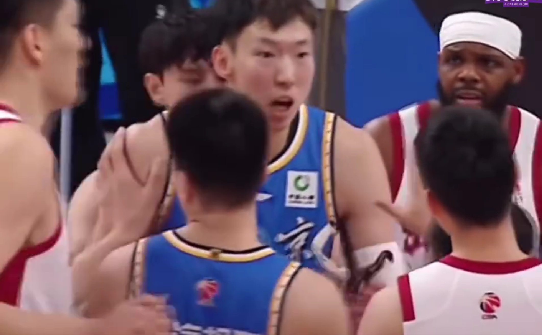 开云注册入口-暴怒!周琦篮下进攻被焦海龙盖帽打中头部,气得摘下护目镜怒怼对方