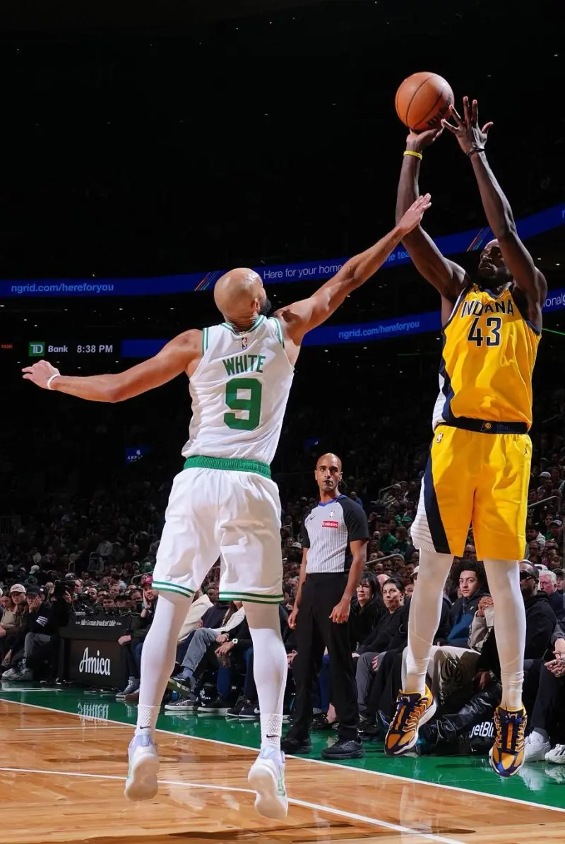 开云在线-西亚卡姆穿着蓝金色KD18，空砍32分10篮板4助攻