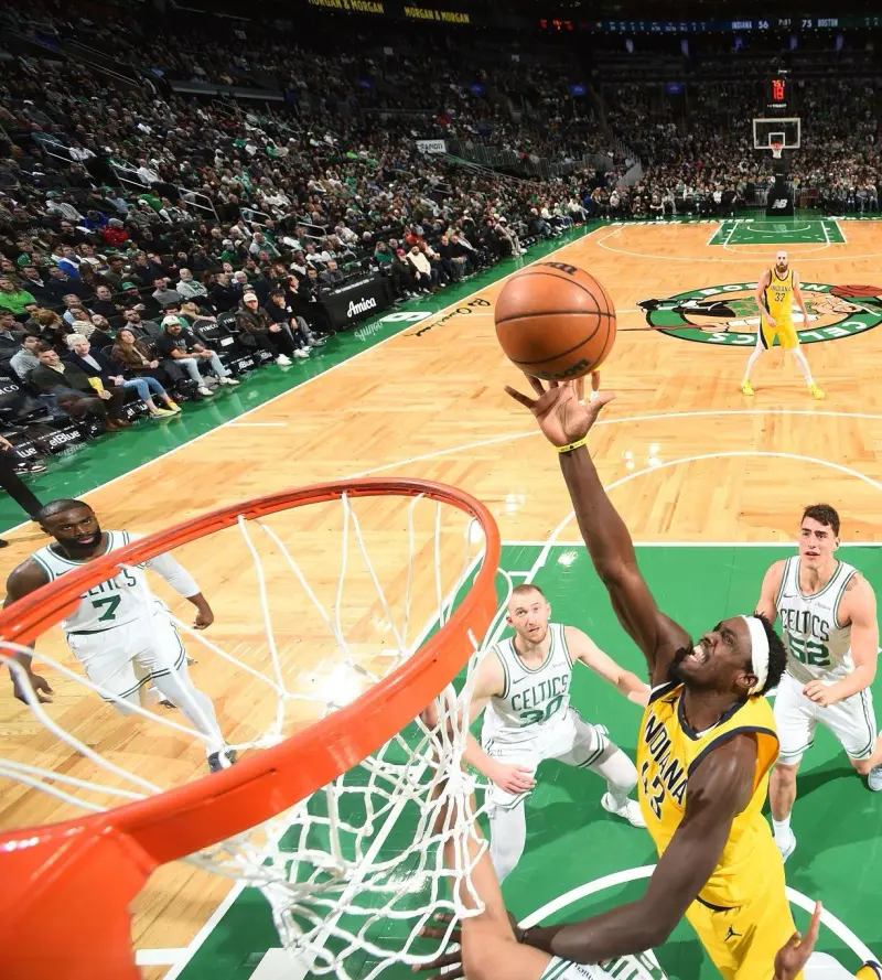 开云在线-西亚卡姆穿着蓝金色KD18，空砍32分10篮板4助攻