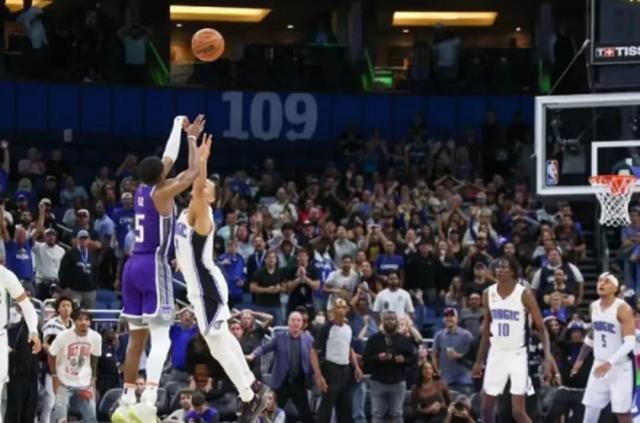 超远三分绝杀魔术！福克斯伤愈复出将国王扛在肩上