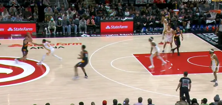 开云在线-杰伦-格林首节登场4分钟后被换下，目前没在太阳替补席