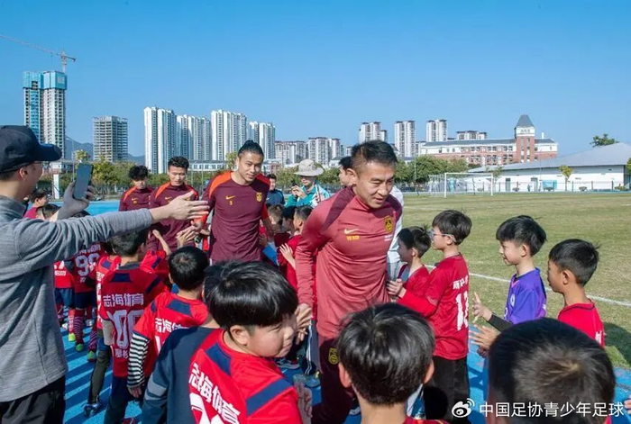 开云体育下载-“国足与少年”一场别开生面的足球赛|国家队|肇庆|中国男足|邵佳一|吕焯毅_新浪体育_新浪新闻