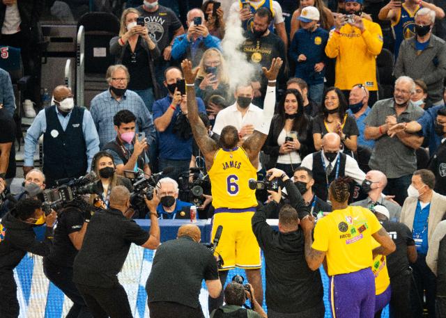 开云在线-【现场】湖人球迷入侵湾区 汤普森末节爆发捍卫主场