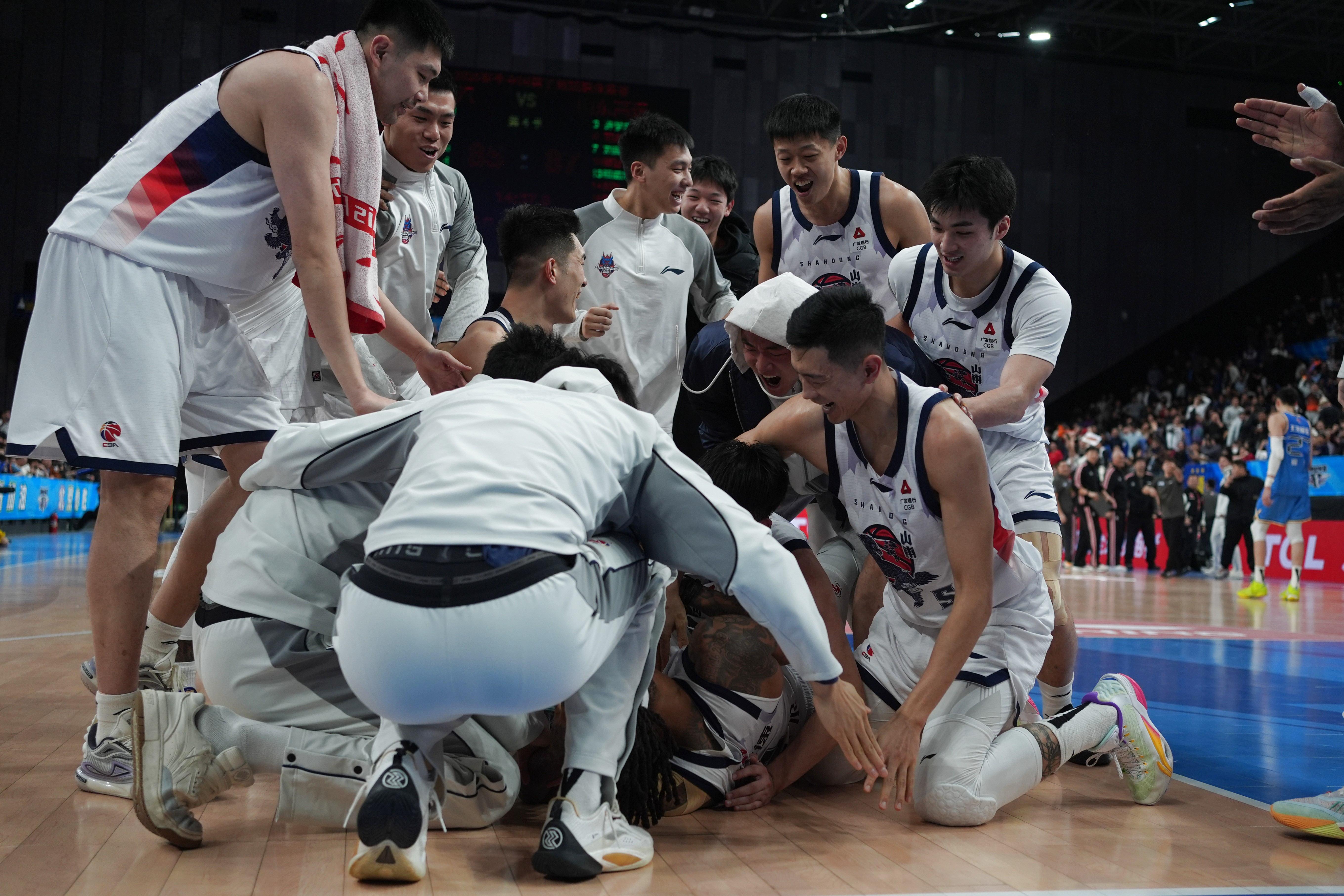 山东男篮挑战卫冕冠军，可有破敌之策？新外援首秀还要推迟