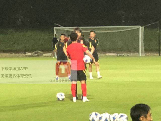 国足全员出勤备战中日大战 李铁与池忠国单独交流