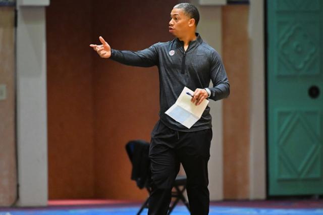 开云-【夜读】中国男足变身拉拉队为女足加油！