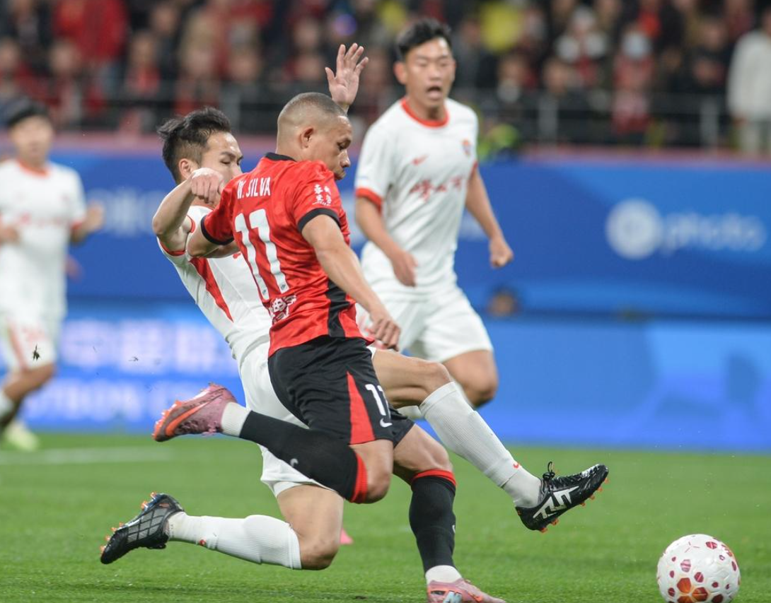 开云APP-一场1-0，让中超榜首易主，神仙进球诞生：第79分钟角球破门绝杀