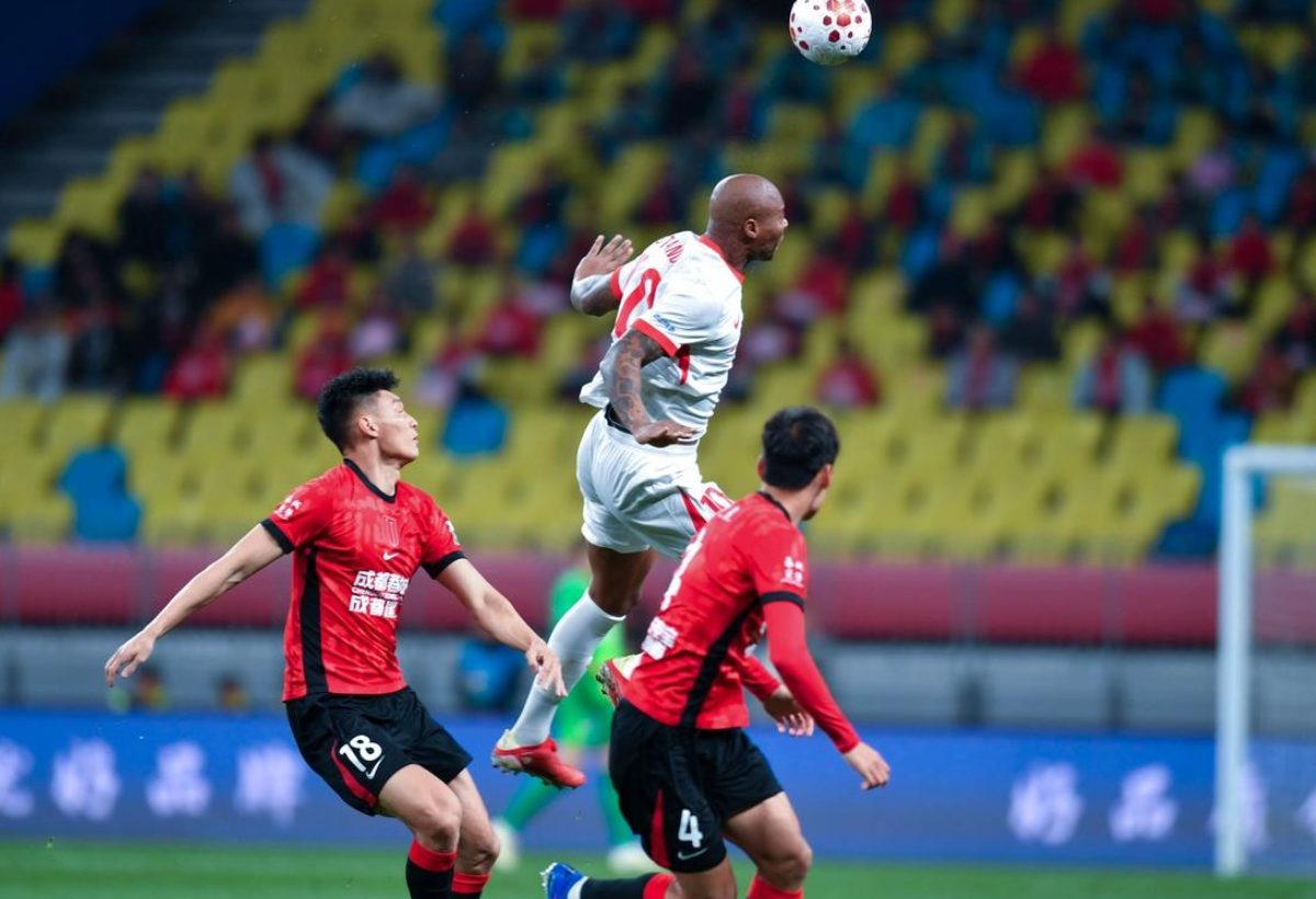 开云APP-一场1-0，让中超榜首易主，神仙进球诞生：第79分钟角球破门绝杀