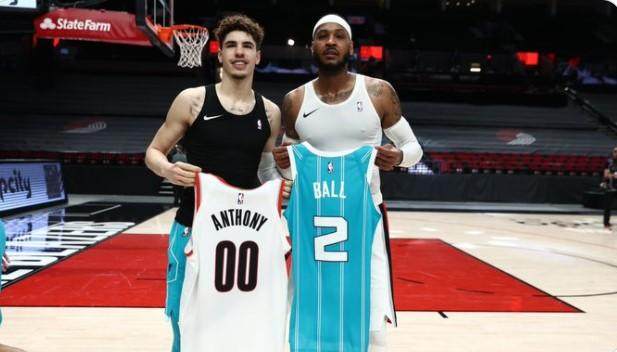 开云在线-两代“Melo”交换球衣 对垒青年才俊成甜瓜最大享受