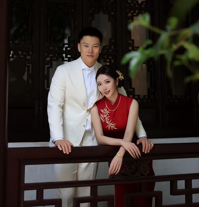 开云APP-李弘权一家近照，24岁成巨星，妻子是白富美教师，顶薪没悬念了|上海队|cba联赛|上海男篮|NCAA|nba_新浪体育_新浪新闻