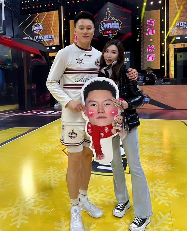 开云APP-李弘权一家近照，24岁成巨星，妻子是白富美教师，顶薪没悬念了|上海队|cba联赛|上海男篮|NCAA|nba_新浪体育_新浪新闻