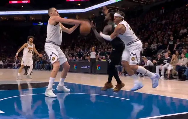 开云体育下载-戈登身后拉拽兰德尔犯规，芬奇抱怨裁判应该回看录像