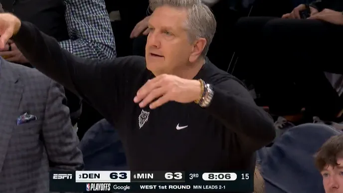 开云体育下载-戈登身后拉拽兰德尔犯规，芬奇抱怨裁判应该回看录像