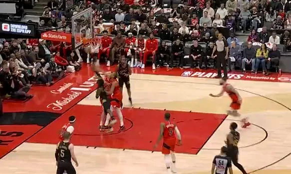 开云-施罗德篮下进攻连续得手，个人5中4已得到8分