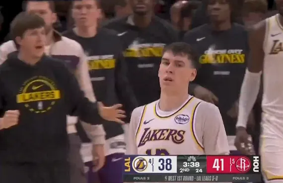 kaiyun-肯纳德吊传拉拉维亚上篮打进，湖人一波10-3追停火箭