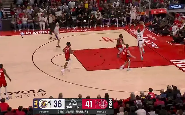 kaiyun-肯纳德吊传拉拉维亚上篮打进，湖人一波10-3追停火箭