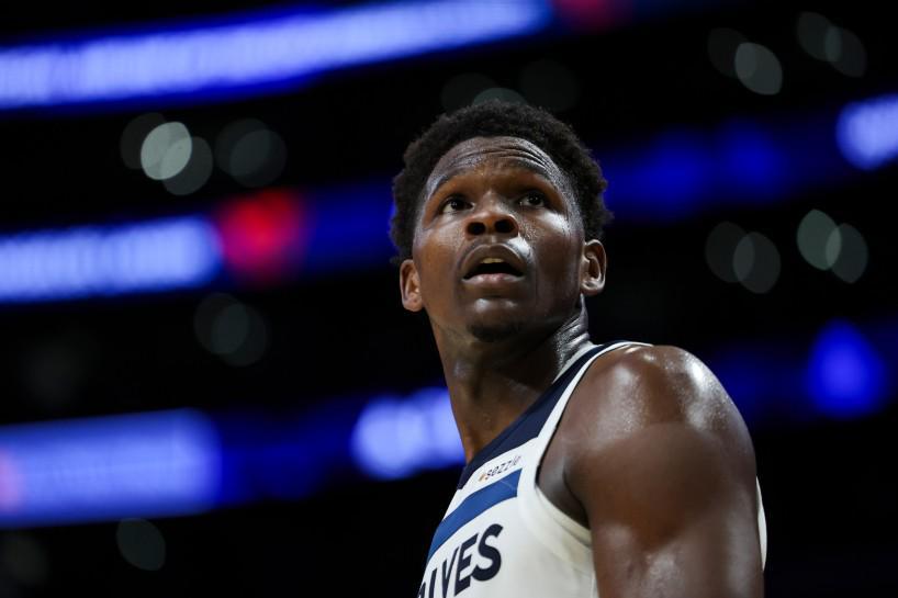 开云体育下载-官方：爱德华兹左膝过度伸展和骨挫伤，列入每周观察名单